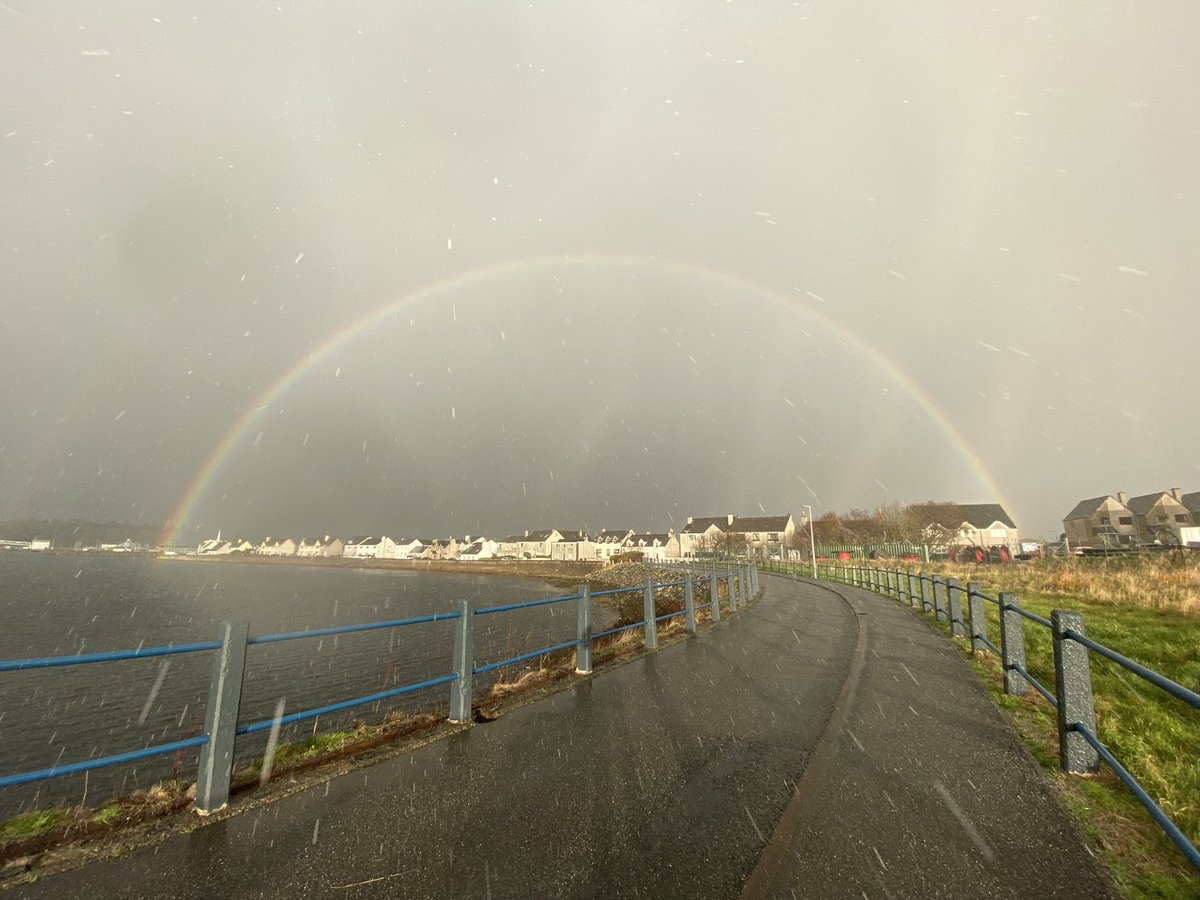 Bogha-froise os cionn an taigh againn, clachan-meallain gu leòr

#steòrnabhagh #cala #clachanmeallain #hail #boghafroise #rainbow #stornowayharbour #eileansiar #eileanleòdhais #gàidhlig