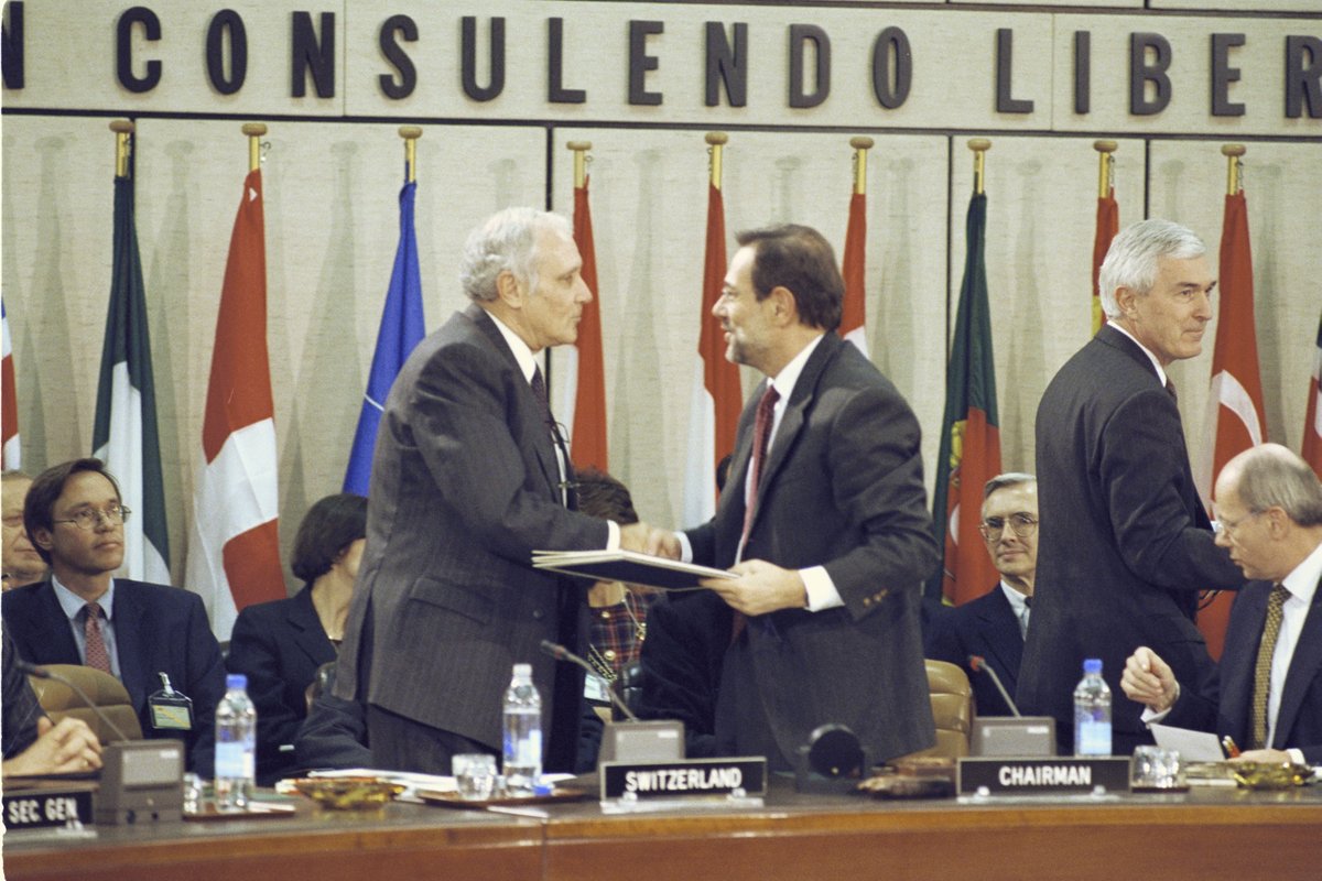 2⃣5⃣ years ago today, #Switzerland joined <a href="/NATO/">NATO</a>’s Partnership for Peace Program. To mark this anniversary, follow this thread &amp; discover 🇨🇭’s contribution within the PfP. <a href="/SwitzerlandNato/">SwitzerlandNATO</a> #CH25PfP 

Signing Ceremony with then 🇨🇭FM Flavio Cotti (left) &amp; SG Solana (📸 <a href="/NATO/">NATO</a>)
