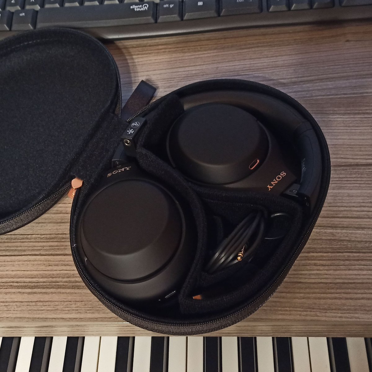 zeroprojectgr's tweet photo. I knew how noise canceling is working in theory, but I could not imagine that it would be so good in reality.
I just updated my audio equipment with this wonderful gift from the best music licensing company.
Thanks, Jamendo!
#Jamendo #jamendo #ilovejamendo #zeroproject https://t.co/86ruCz4Pug
