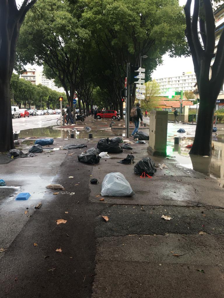 lag13001's tweet photo. Vent + grève des ordures = catastrophe écologique.  Encore merci #Vassal pour cette gestion PARFAITE de la 2ème grève des poubelles. 🤮🤮🤮 https://t.co/F4AipnuFj1