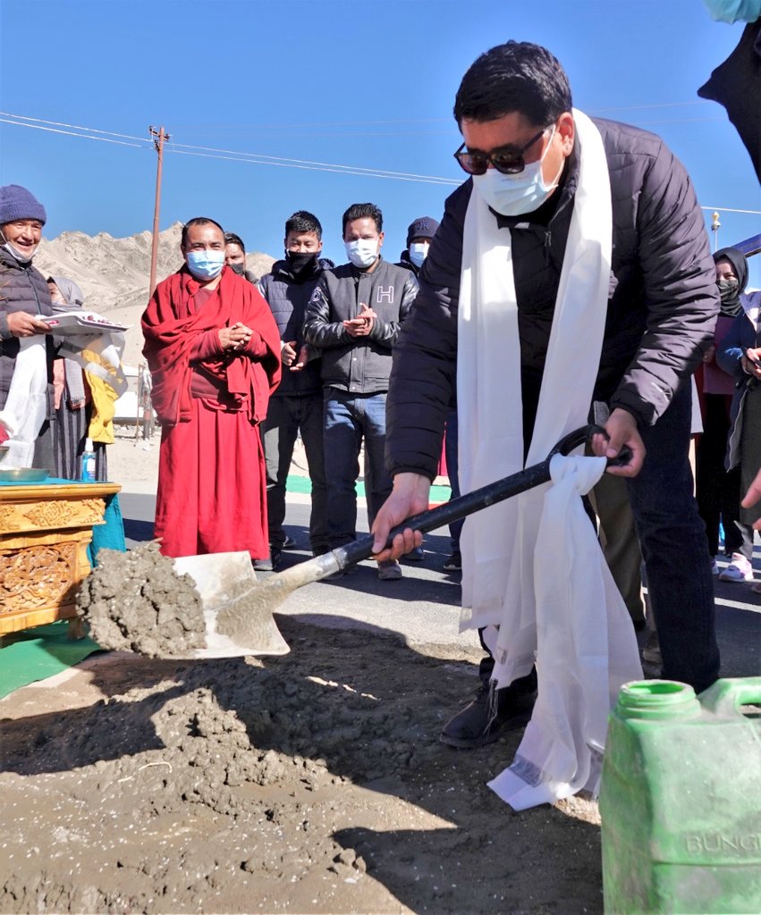 LadakhLinksNews's tweet photo. CEC @tashi_gyalson lays foundation stone for establishing #SolarLightingSystem from Saboo Junction to Sindhu Ghat via Mahabodhi road.
@LAHDC_LEH @DIPR_Leh https://t.co/VRC9XdcMRF