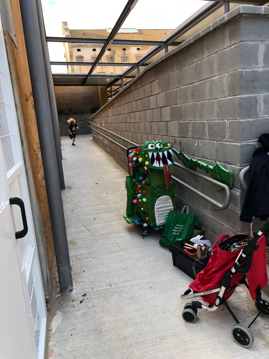 AFI_Entenca's tweet photo. La Dragona es mira amb atenció tota la festa que hi ha a l'entorn de l'escola. Precisament avui la batejarem amb un nom relacionat amb la natura, el bosc o la vegetació en general

Gràcies per la proposta, comissió de Capgrossaires!!! https://t.co/odUhAzew9S