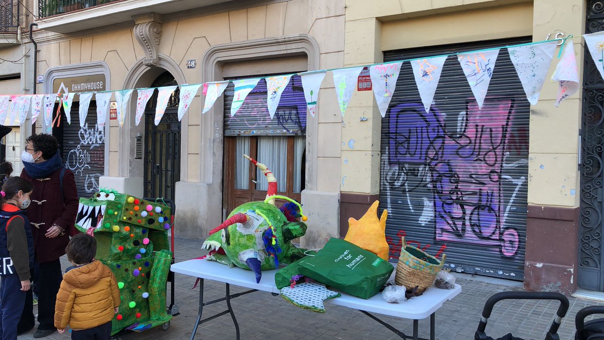 AFI_Entenca's tweet photo. La Dragona es mira amb atenció tota la festa que hi ha a l'entorn de l'escola. Precisament avui la batejarem amb un nom relacionat amb la natura, el bosc o la vegetació en general

Gràcies per la proposta, comissió de Capgrossaires!!! https://t.co/odUhAzew9S