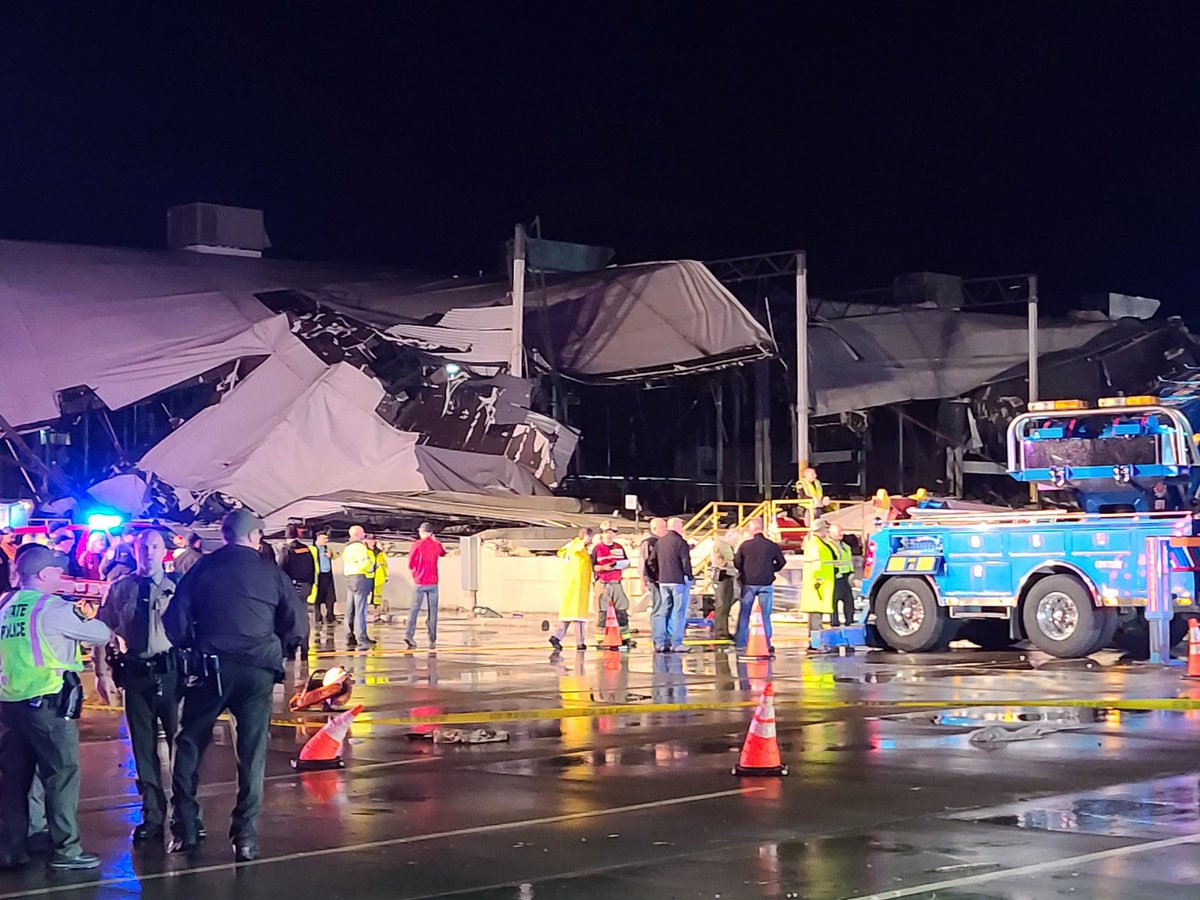 journalismjenna's tweet photo. #BREAKING 

Law enforcement has confirmed several people are dead as a result of the #AmazonWarehouse collapse in Edwardsville, IL. 

I’ll have live reports on @KMOV at 5 and 6 this morning. 

Photo credit: St. Clair Co. EMA https://t.co/vYnBLw7yqi