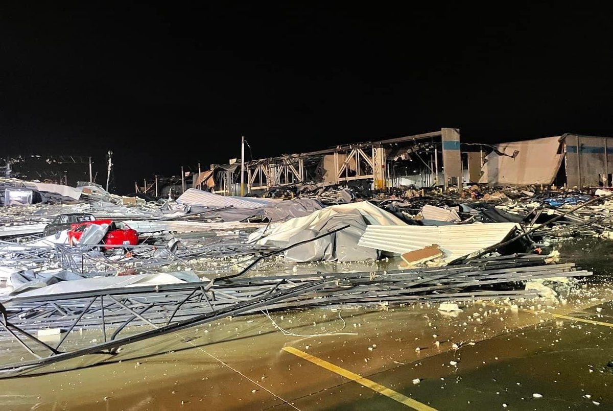 journalismjenna's tweet photo. #BREAKING 

Law enforcement has confirmed several people are dead as a result of the #AmazonWarehouse collapse in Edwardsville, IL. 

I’ll have live reports on @KMOV at 5 and 6 this morning. 

Photo credit: St. Clair Co. EMA https://t.co/vYnBLw7yqi