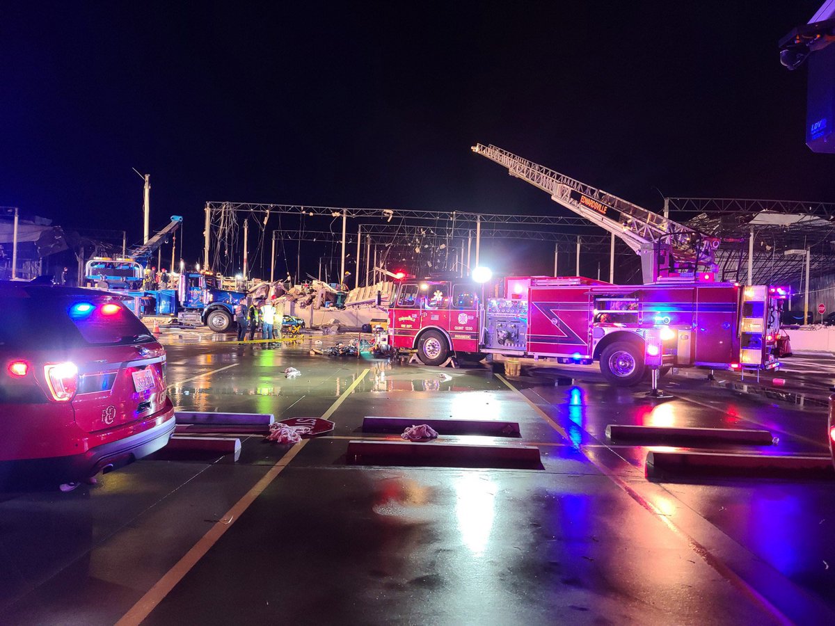 journalismjenna's tweet photo. #BREAKING 

Law enforcement has confirmed several people are dead as a result of the #AmazonWarehouse collapse in Edwardsville, IL. 

I’ll have live reports on @KMOV at 5 and 6 this morning. 

Photo credit: St. Clair Co. EMA https://t.co/vYnBLw7yqi