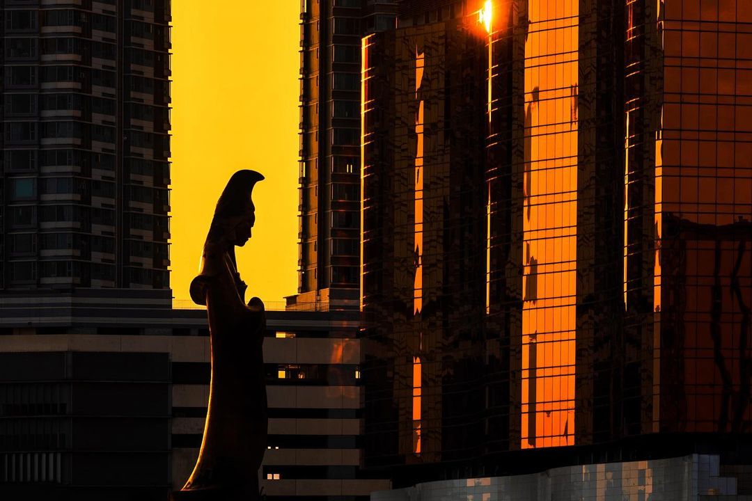 Kun Iam, the Goddess of Mercy, silhouetted at sunset #WowMacao

📷 @ woventamphotography