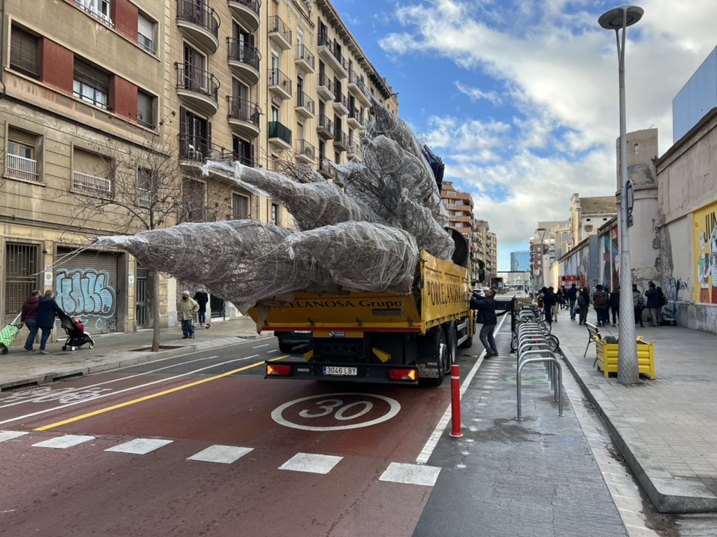 vicenteguallart's tweet photo. Avui, seguint les paraules de la directora de la @EEntenca , estem fent un acte de “justicia poètica” al carrer Provença davant de la Presó Model, col.locant arbres que mai van ser-hi i construint un espai per a l’educació i per a la vida https://t.co/lmCohIjpBU