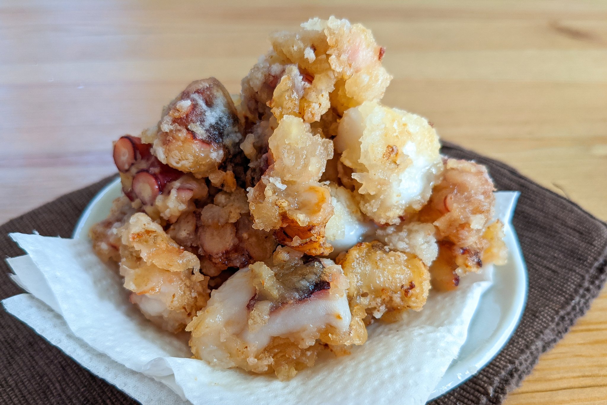 ハマごはん お手軽レシピ お家居酒屋 タコの竜田揚げ タコを一口サイズにカットする タコ 焼肉のタレ マヨネーズ にんにく 生姜を混ぜて30分以上漬ける 片栗粉をまぶす フライパンにサラダ油大さじ4を入れて中火で熱してタコを揚げる