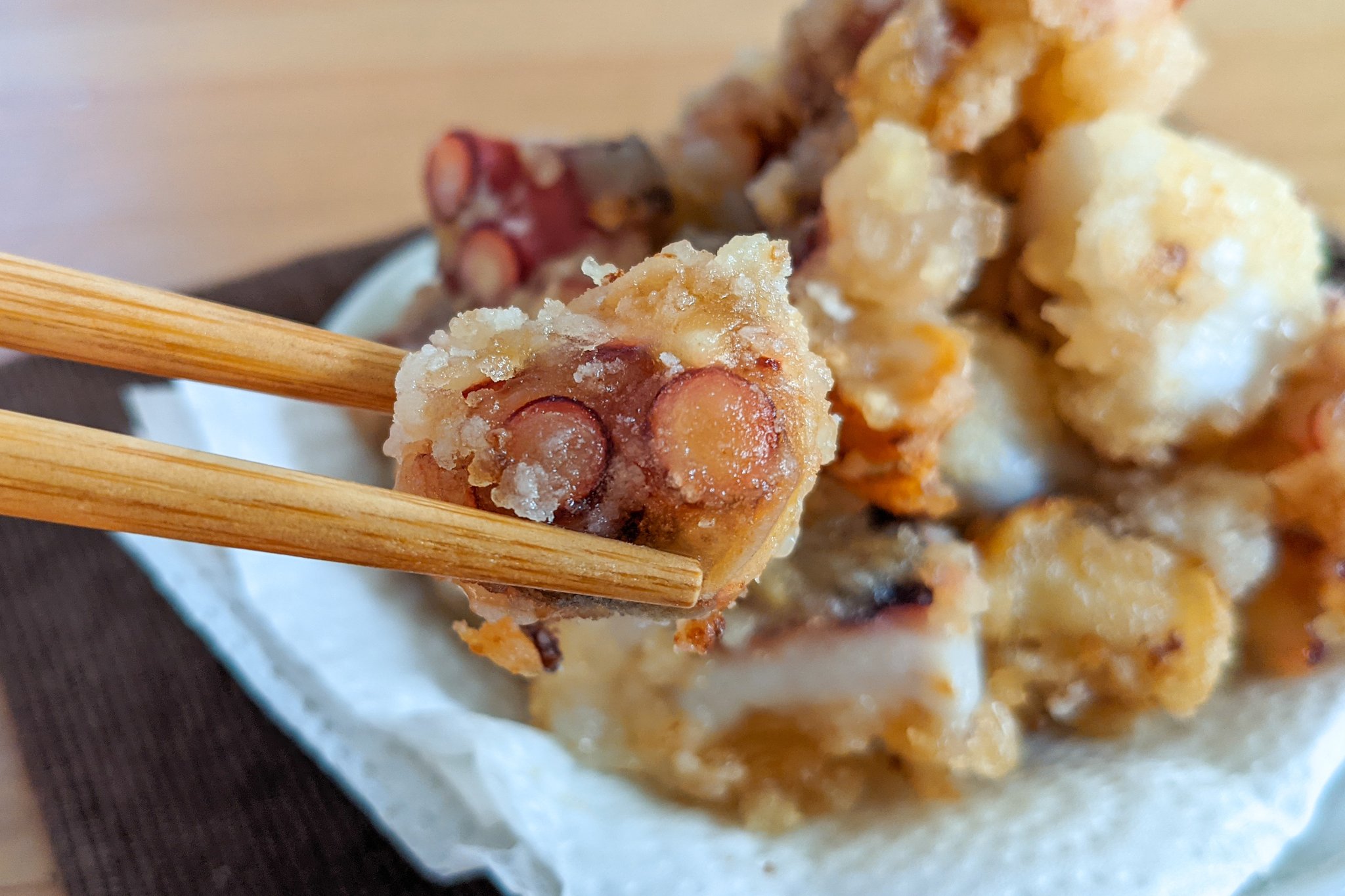 ハマごはん お手軽レシピ お家居酒屋 タコの竜田揚げ タコを一口サイズにカットする タコ 焼肉のタレ マヨネーズ にんにく 生姜を混ぜて30分以上漬ける 片栗粉をまぶす フライパンにサラダ油大さじ4を入れて中火で熱してタコを揚げる