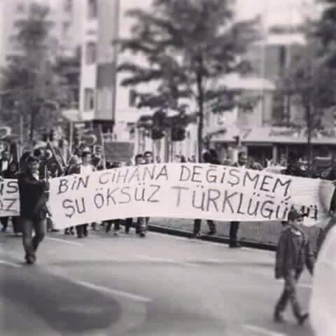 Tumyad4's tweet photo. Kıralların taçları
Beni bağlar büğü mü?
Orduları açamaz
Gönlümdeki düğümü.
Saraylarda süremem
Dağlarda sürdüğümü.
Bin cihana değişmem
Şu öksüz Türklüğümü.

#HüseyinNihalAtsız https://t.co/KhxcLVsXyZ