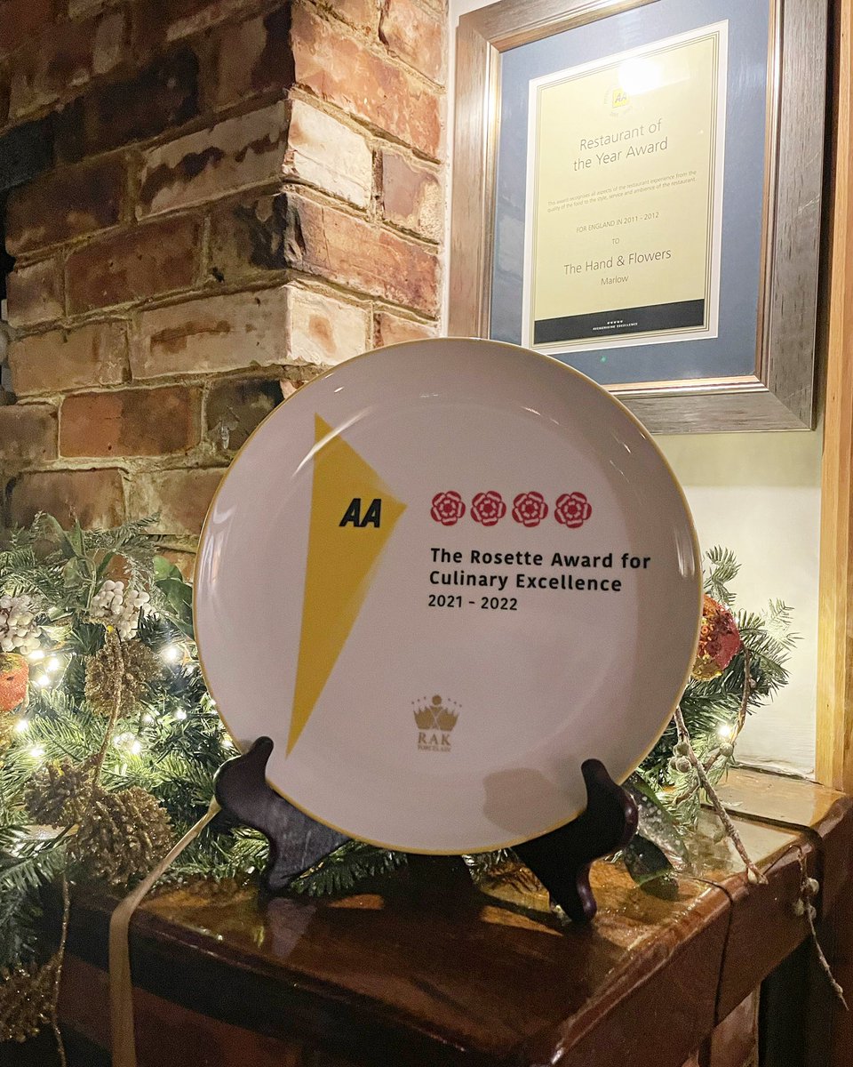 HandFMarlow's tweet photo. Taking pride place! The team is incredibly proud to have received this ๐ต๐ต๐ต๐ต #AA #4Rosettes #Proud #Team #OneTeamOneDream https://t.co/nICHI2gFtq