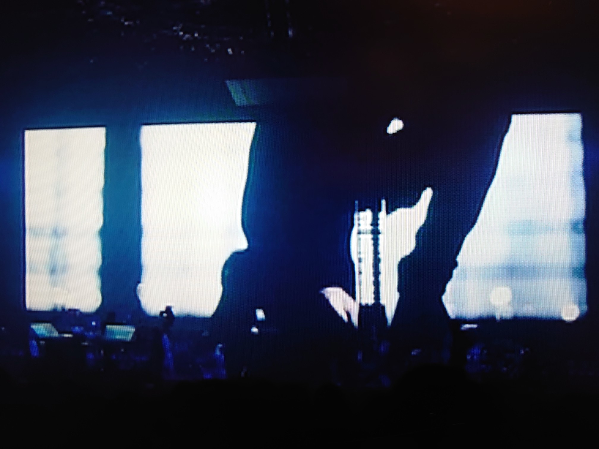 明 3 アリーナツアー Kiss Japan Dancing Dyna Mix 19 のオープニング映像で バトンを取り付けた気球が空を飛び回る Children Of The New Century で木根さんがバトンとコンタクトをとる エンディング映像で小室さんの元へ T Mue Needs の