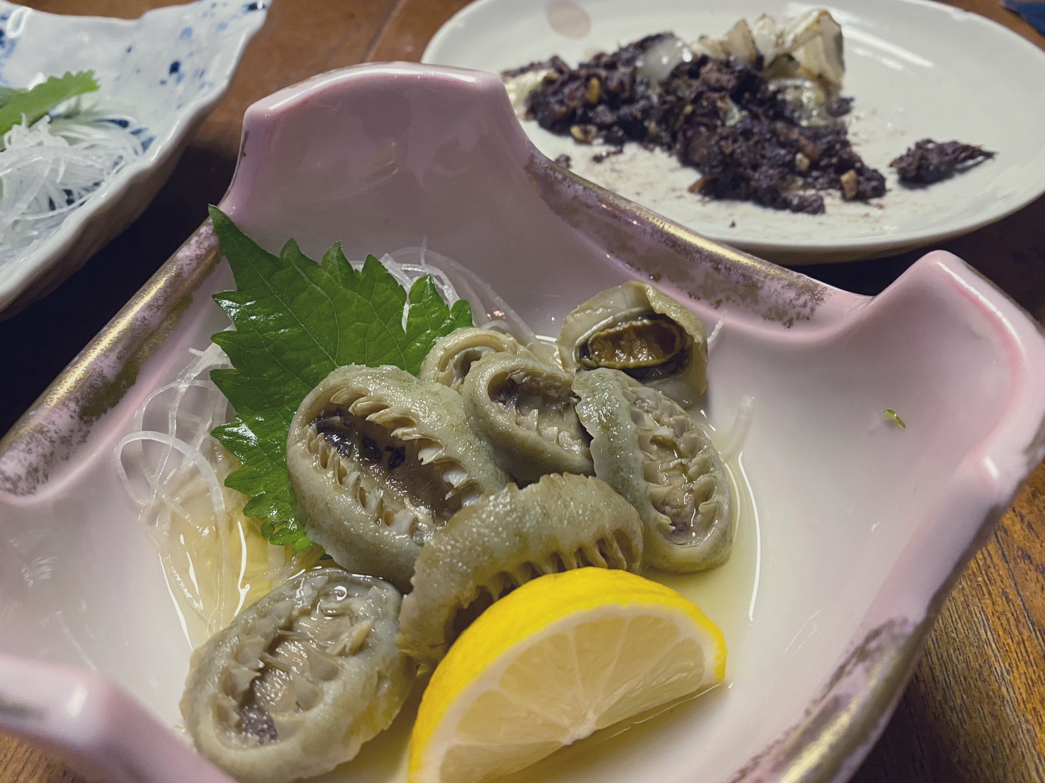 Mizuhowatanabe 昨晩食べたクンマー ヒザラガイ 食べれる状態まで殻を取るのが鬼大変らしいがどんなモチベーションなんだ 味はホヤみたいなんだけど造形を感じさせる食感であった 奥の皿はヤギの血でヤギホルモンを炒めたカラジューリという料理 うまい