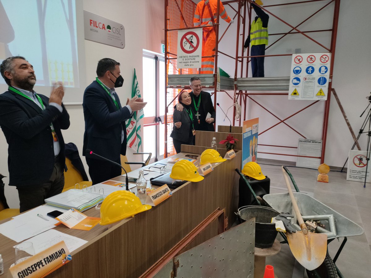 FilcaCislME's tweet photo. Consegniamo al vescovo di Messina Monsignor Cesare Di Pietro un offerta per le piccole sorelle di Gazzi! La missione del nostro sindacato rimane la persona, e nelle periferie ci sono tante persone in difficoltà e soprattutto senza voce e volto! #essercipercambiare  #praticare https://t.co/pE3w2RunUO