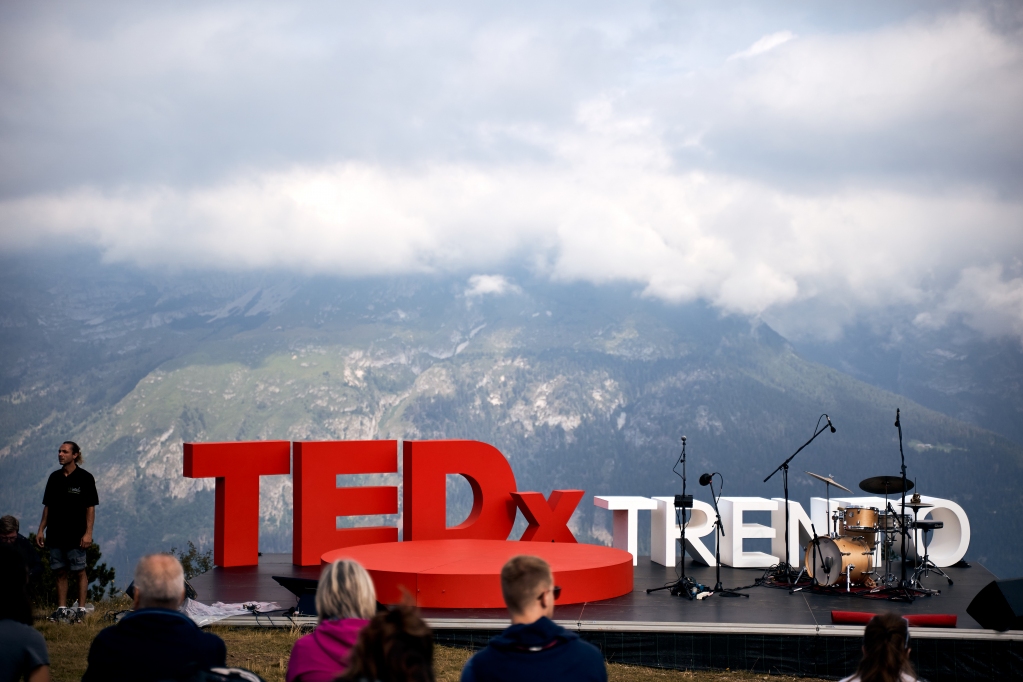 ❌| TEDx Trento
📌| 11 dicembre 2021
#giornatamondialedellamontagna 

Auguri ai giganti della Terra: la giornata internazionale della montagna.
#TEDxTrento è anche montagna. 

#ted #tedtalk #respira #prato #bollorosso #talk #emozione #monti #vetta #cima