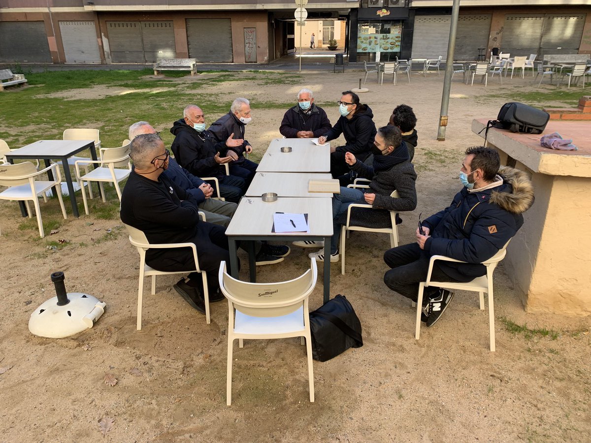 gerardneopolis's tweet photo. Placemaking: “crea un lloc, no un disseny”. Amb aquesta intenció hem celebrat una trobada participativa amb una mostra de veïns de la Plaça de l’Amistat de #Salt. Treballem en un projecte de millora d’aquest espai lliure del barri Centre #Neòpolis https://t.co/EHjIHtTekA