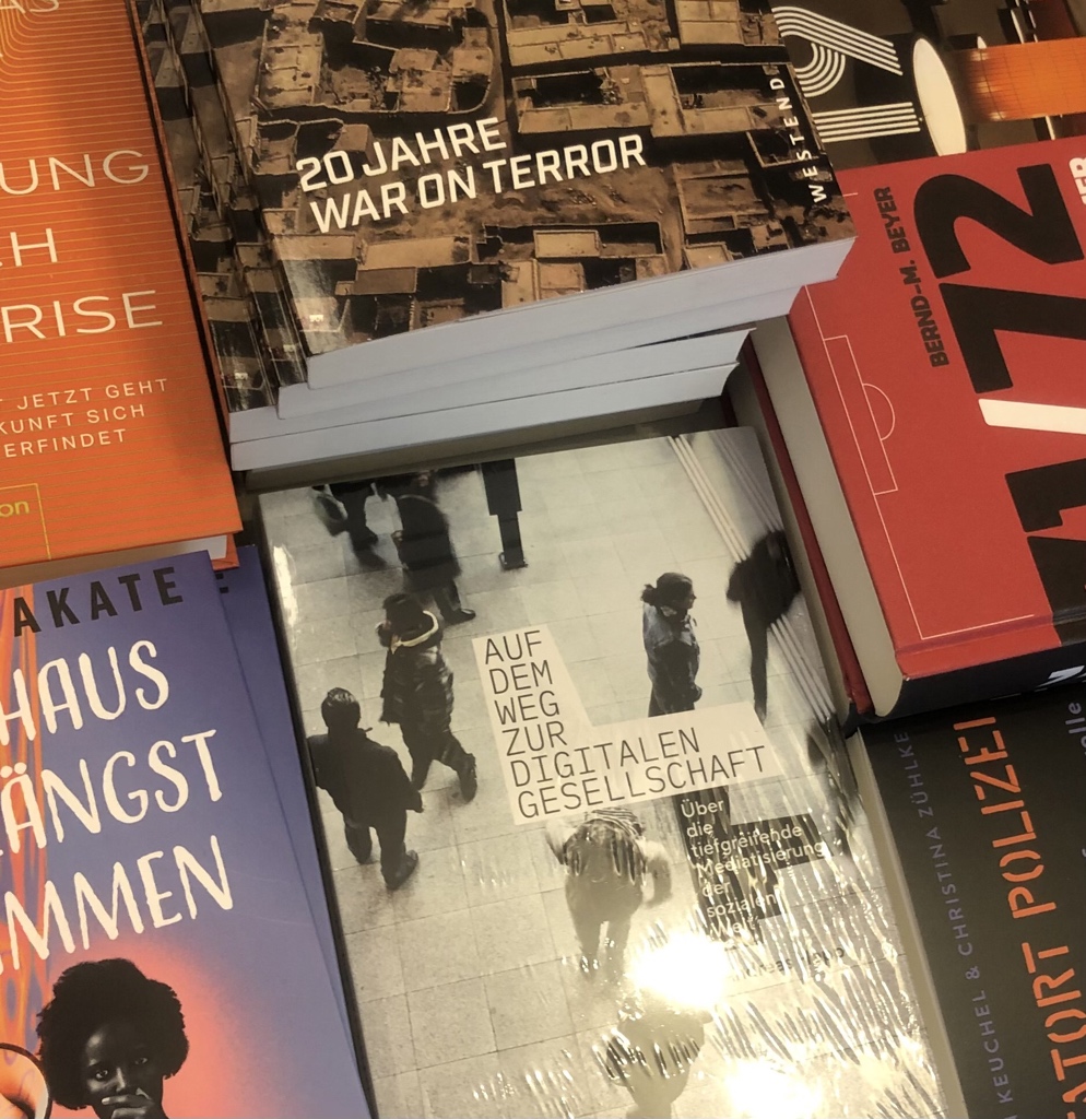 Andreas_Hepp's tweet photo. Heute per Zufall in einer Buchhandlung gespottet. #DigitaleGesellschaft #Mediatisierung #deepmediatization https://t.co/GZqgeNODSs