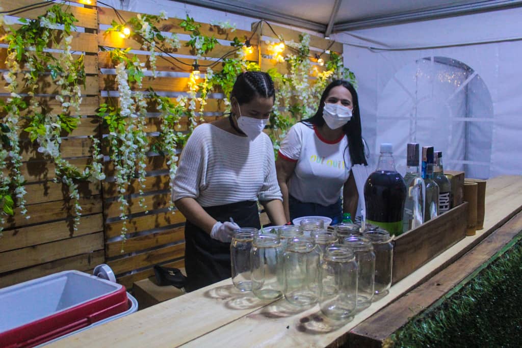 Jateranoficial's tweet photo. Pueblo emprendedor

En La Guaira tenemos un pueblo que no se rindió, que jamás esperó que le trajeran soluciones sino que se puso a construirlas. 

Ese pueblo está aquí, en la cinta costera en la más hermosa feria
#laguairaemprende 

#Vargas 
#LaGuaira
#Venezuela https://t.co/XLa8KXMkT0