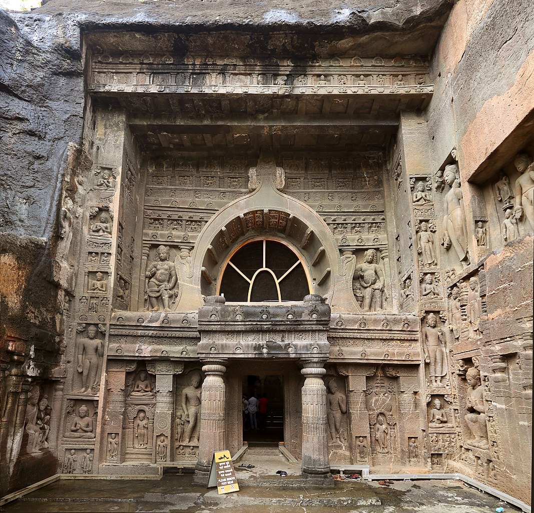 samrujlok's tweet image. #ถ้ำอชันตา (Ajanta Caves) วัดถ้ำในพุทธศาสนาที่งดงามและเก่าแก่ที่สุดในโลก ฝั่งตะวันตกของที่ราบสูงเดกกัน ของอินเดีย สร้างโดยการขุดเจาะเข้าไปในหินบะซอลต์จนเป็นวิหารขนาดใหญ่ รวมระยะเวลาการเจาะ 800 ปี นับจากเริ่มเจาะสมัยพุทธศตวรรษที่ 3 มี 30 ห้องที่เต็มไปด้วยพุทธศิลป์ที่มีคุณค่า