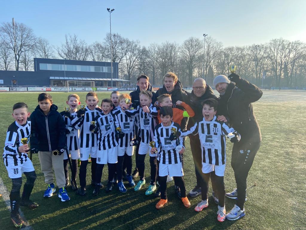 RKSVNEO's tweet photo. Je hebt teams die overtuigend kampioen worden en teams die HEEL overtuigend kampioen worden. NEO JO11-1 valt onder die laatste categorie! Door met 10-2 te winnen van nr 2, @phalmelo  werd het kampioenschap in de hoofdklasse vandaag officieel behaald! Topprestatie! #kampioenuh https://t.co/bOSwdC8Uxp