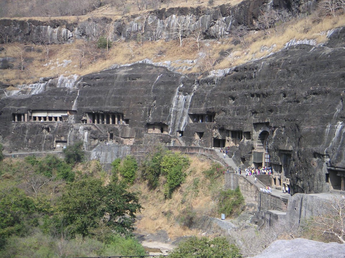 samrujlok's tweet image. #ถ้ำอชันตา (Ajanta Caves) วัดถ้ำในพุทธศาสนาที่งดงามและเก่าแก่ที่สุดในโลก ฝั่งตะวันตกของที่ราบสูงเดกกัน ของอินเดีย สร้างโดยการขุดเจาะเข้าไปในหินบะซอลต์จนเป็นวิหารขนาดใหญ่ รวมระยะเวลาการเจาะ 800 ปี นับจากเริ่มเจาะสมัยพุทธศตวรรษที่ 3 มี 30 ห้องที่เต็มไปด้วยพุทธศิลป์ที่มีคุณค่า
