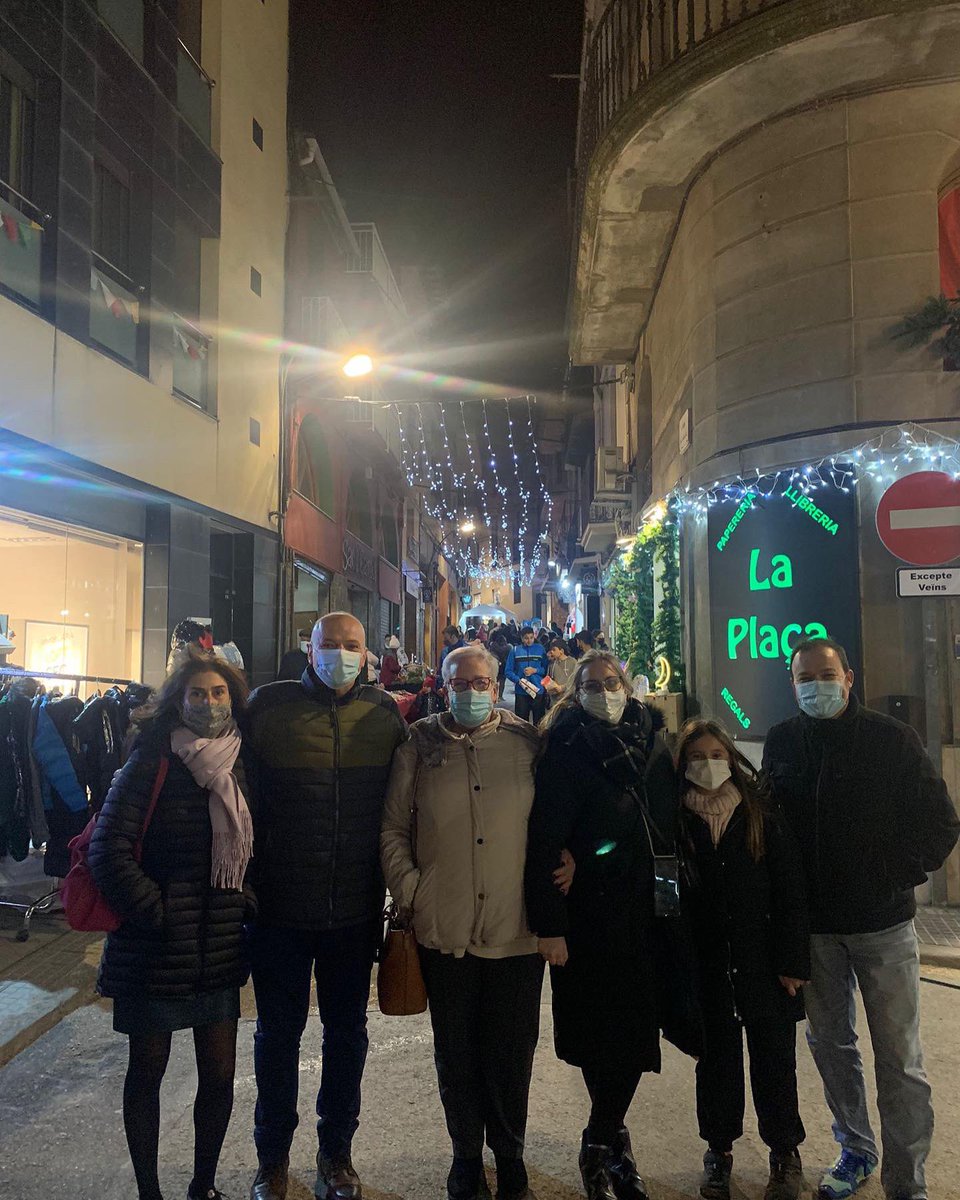EmilioCorderoS's tweet photo. Ahir vaig visitar la #FiraNadal de #SantFeliuCodines . Vam visitar amb l’Alcaldessa Mercè Serratacó i la regidora @ljordanaluna , passejant per les paradetes que han organitzat el #ComerçLocal. I també vam visitar la caseta del #PareNoel #VallèsOriental 🎅🏻🎄@_alexvaliente https://t.co/j1rxdP5NRG