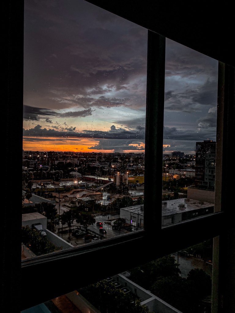 aestheticspost_'s tweet photo. Rain and sunset https://t.co/iPYXJZVPb9