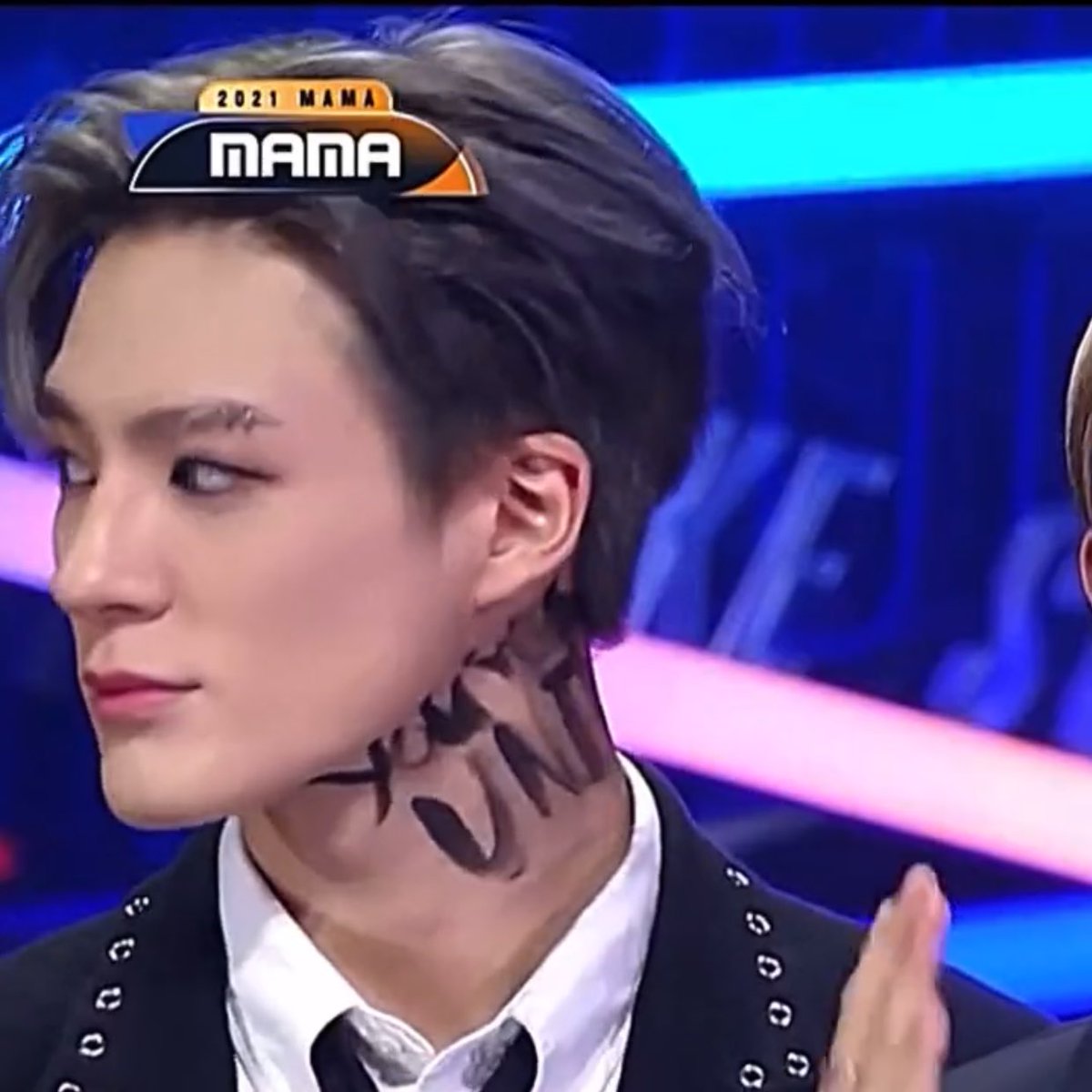 ผมเทาใส่คอนเเทค คิ้วบากไม่พอ ใส่ห่วงจิวคิ้วอีก ก็ยังไม่พอ!!! เขียนคออีก!!!! โอ้ย เจโน่😭😭😭😭😭😭