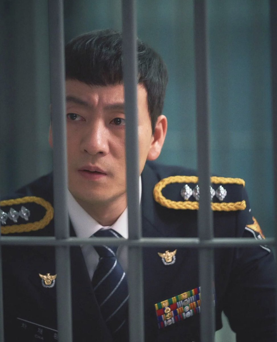 parkhaesoopics's tweet photo. hes behind bars bc he stole my heart https://t.co/nVCv5gJQRE
