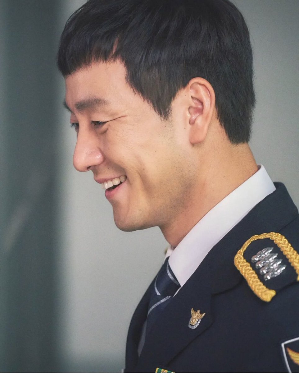 parkhaesoopics's tweet photo. hes behind bars bc he stole my heart https://t.co/nVCv5gJQRE