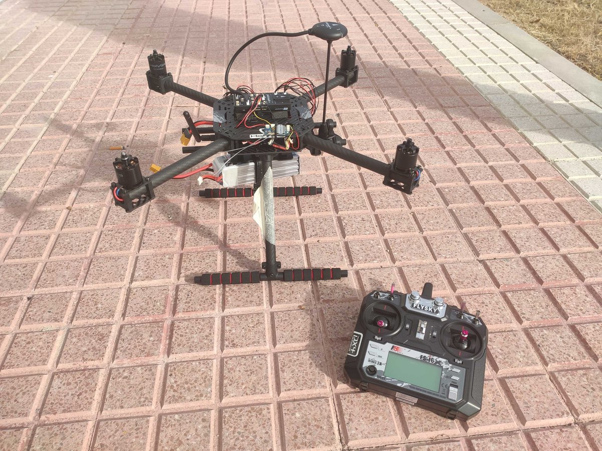 RoboticaSw_URJC's tweet photo. Prácticas de vuelo de la asignatura de Robótica Aérea en 4⁰ de nuestro grado, tras el proceso de montaje.

@urjc @ETSIT_URJC #SomosURJC https://t.co/twXoCXKjFz