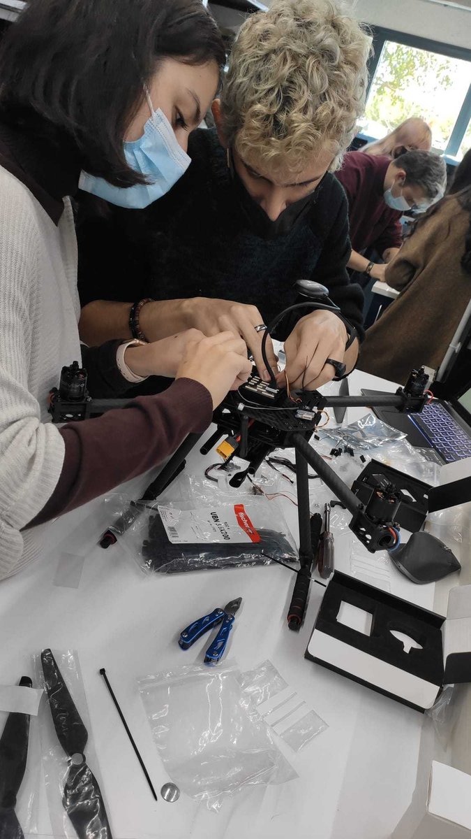 RoboticaSw_URJC's tweet photo. Prácticas de vuelo de la asignatura de Robótica Aérea en 4⁰ de nuestro grado, tras el proceso de montaje.

@urjc @ETSIT_URJC #SomosURJC https://t.co/twXoCXKjFz