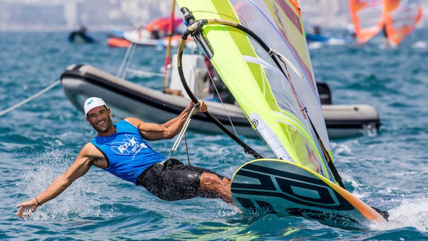 ⛵️ VELA - El español 🇪🇸 Iván Pastor anuncia su 👋 retirada tras una extensa carrera en la élite de la 🏄‍♂️ clase RS:X.

📝⤵️
historiadeportiva.com/2021/12/ivan-p…