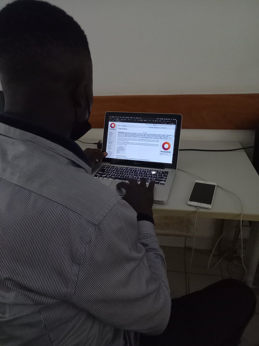 WikimediaCM's tweet image. Dernier atelier de l&apos;année 2021 dans le cadre du projet &quot;African German Phrase-Book&quot; aujourd&apos;hui @GoetheKamerun Création d&apos;une encyclopédie de langues camerounaises.
Découverte de #QuickStatements, outil de téléchargement massif de données sur #Wikidata
Aux manettes @newDeal23