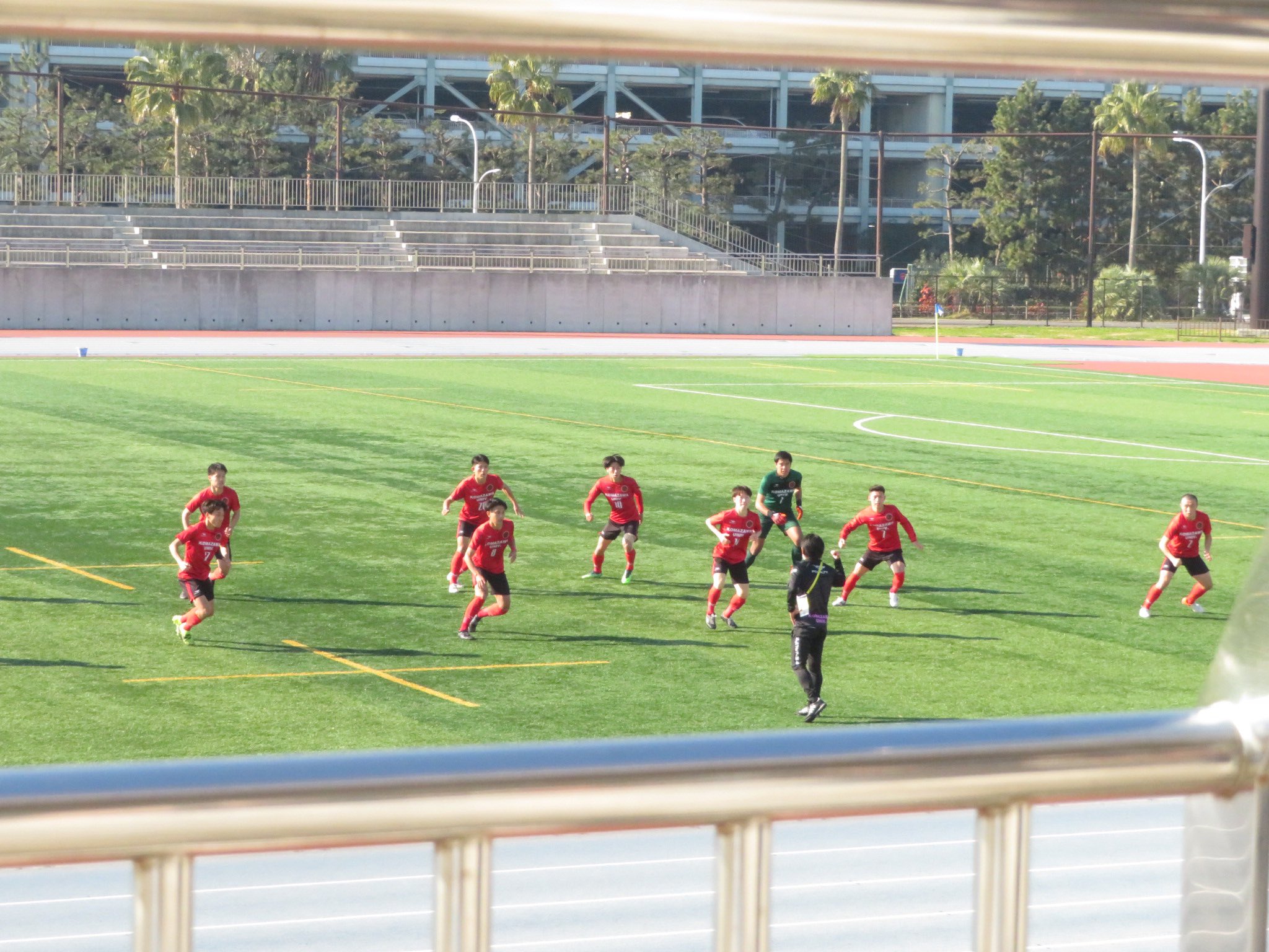ｙａｍａ 駒澤大学イレブン 関東1部で最後まで優勝争いをしたチームを牽引した強力なアタッカー陣は対戦相手にとっては脅威でしかない 深井コーチが終始テクニカルエリアに立ってコーチングされていた 駒澤大学 4 1東海学園大学 21年度第70回 全日本