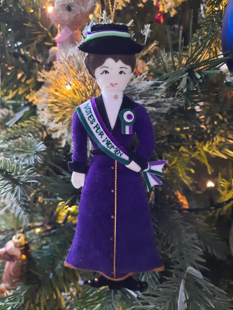 Such a great Christmas decoration! #emmelinepankhurst