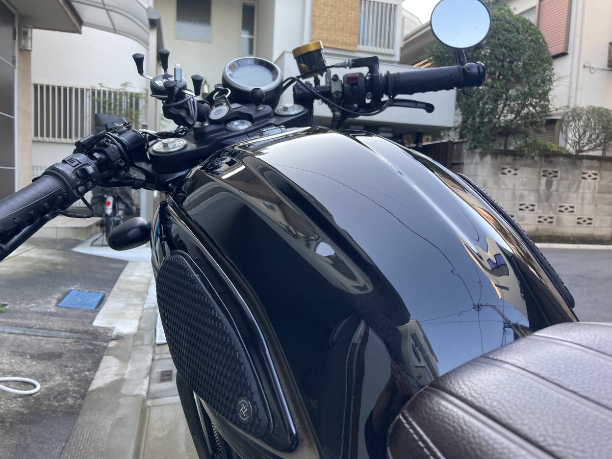 MotoSlacker's tweet image. 取れかかっていたタンクカバーを外しました。真っ黒のタンクも渋いな！