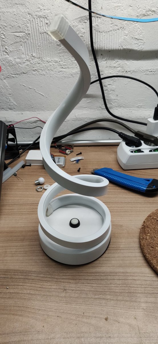pbl0m's tweet image. Done 😎💪
With the Power of kapton tape and hot glue a standad lamp turns into a #diy #WLED & #DigUno driven custom sound reactive desk lamp 🚥💡⚡🔊