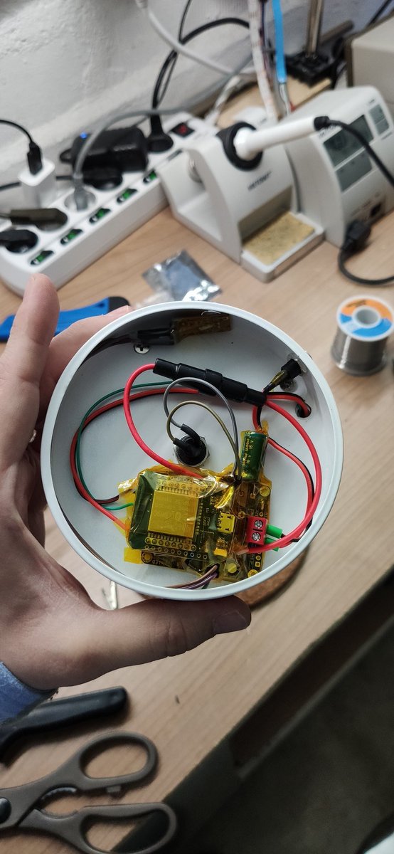 pbl0m's tweet image. Done 😎💪
With the Power of kapton tape and hot glue a standad lamp turns into a #diy #WLED & #DigUno driven custom sound reactive desk lamp 🚥💡⚡🔊