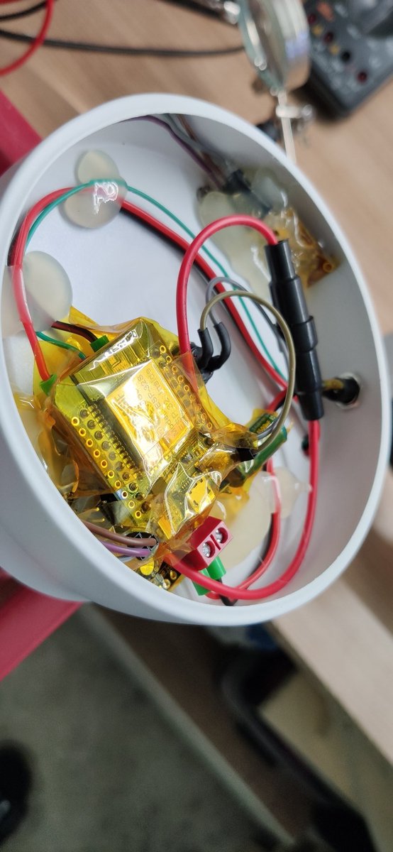 pbl0m's tweet image. Done 😎💪
With the Power of kapton tape and hot glue a standad lamp turns into a #diy #WLED & #DigUno driven custom sound reactive desk lamp 🚥💡⚡🔊