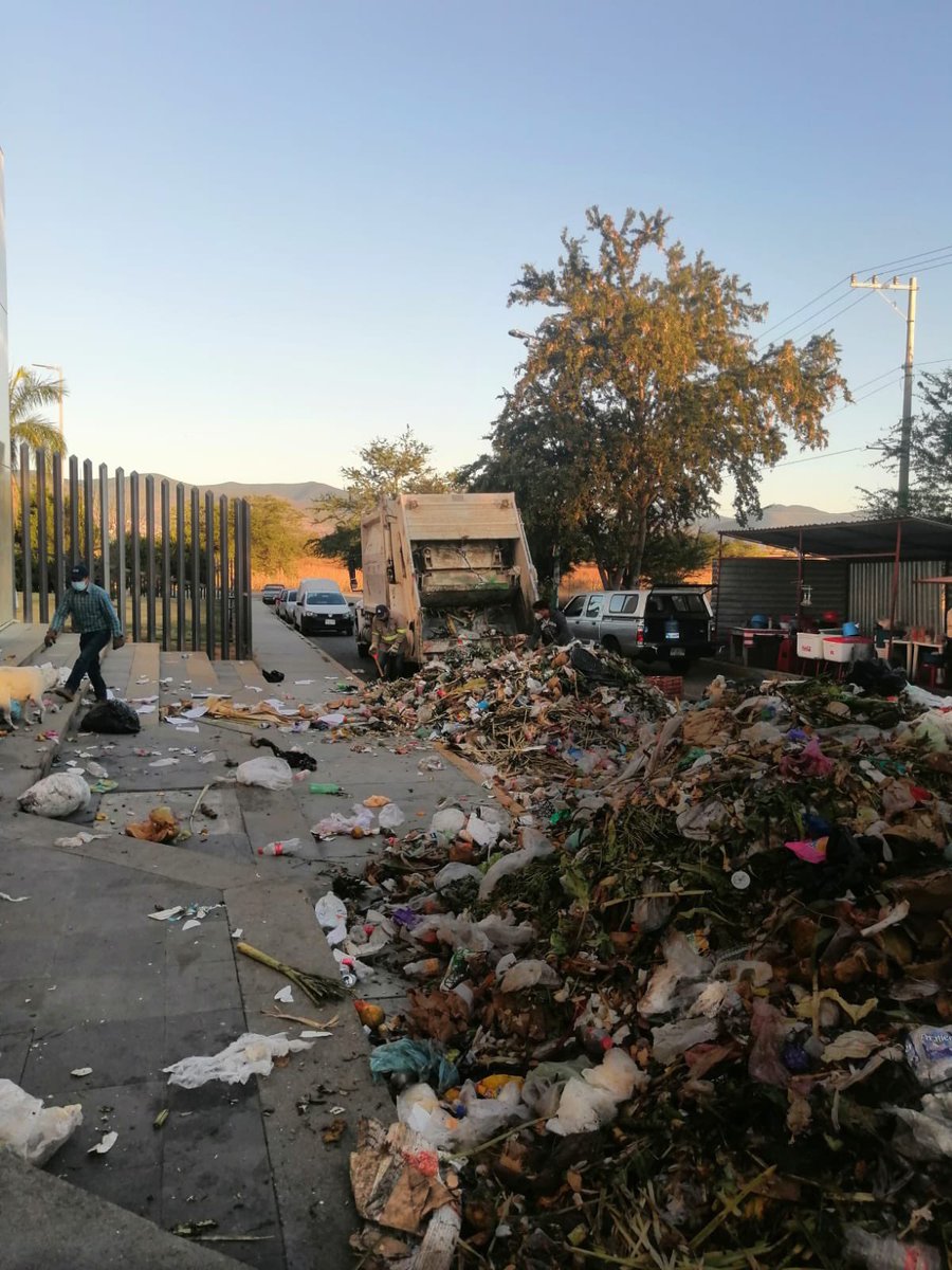 Hago un exhorto al presidente municipal de #Oaxaca <a href="/oswaldogarciaj/">Oswaldo García Jarquín</a> y al Sindicato 3 de marzo a que retomen el diálogo de INMEDIATO para dar pronta solución al conflicto y a sus demandas, a fin de restablecer el orden y la paz social. La ciudad de #Oaxaca no merece esto.