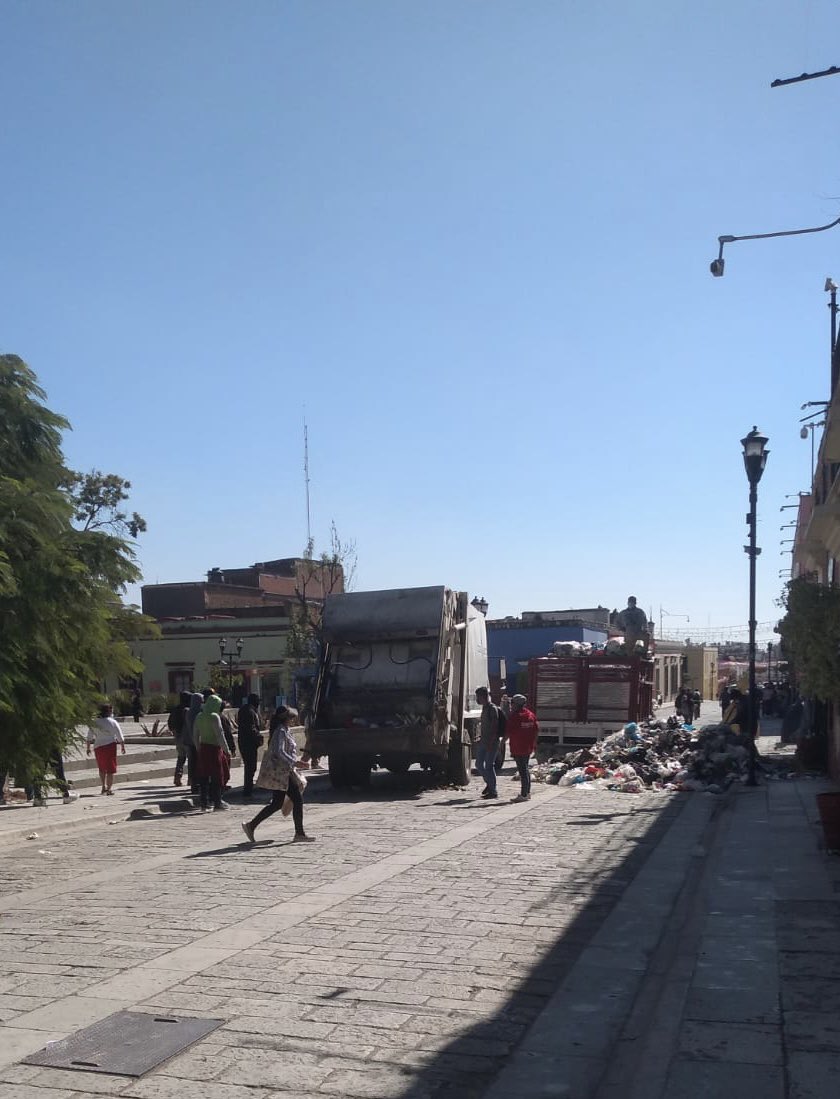 marianabenitezt's tweet photo. Hago un exhorto al presidente municipal de #Oaxaca @oswaldogarciaj y al Sindicato 3 de marzo a que retomen el diálogo de INMEDIATO para dar pronta solución al conflicto y a sus demandas, a fin de restablecer el orden y la paz social. La ciudad de #Oaxaca no merece esto. https://t.co/XJ0WBOZ7Sl