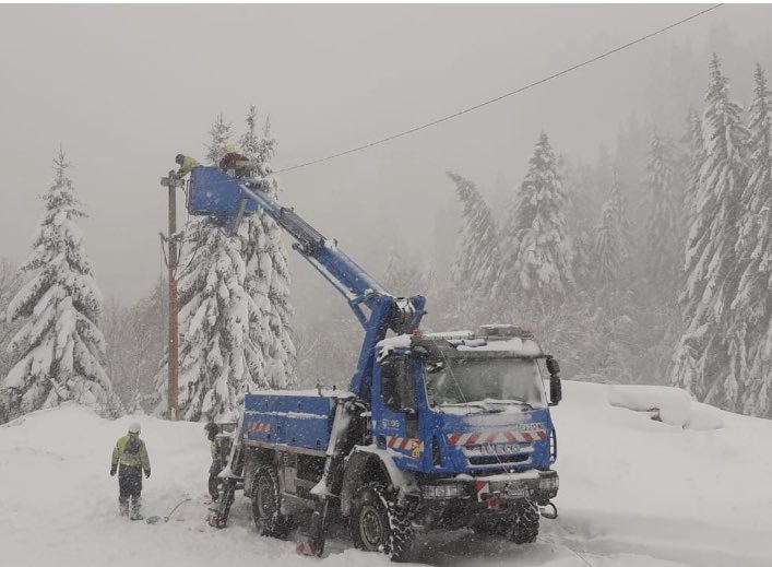 JourdainAnt's tweet photo. Tous temps, tous terrains !!! Exceptionnelles équipes d’@enedis_alpes qui rétablissent les derniers clients 👏👏 Merci aux Régions voisines pour leur aide, au @SERCE_France et au #sner @enedis, un grand service public de la #NouvelleFranceElectrique en action https://t.co/Dr9Dvbv5Hi
