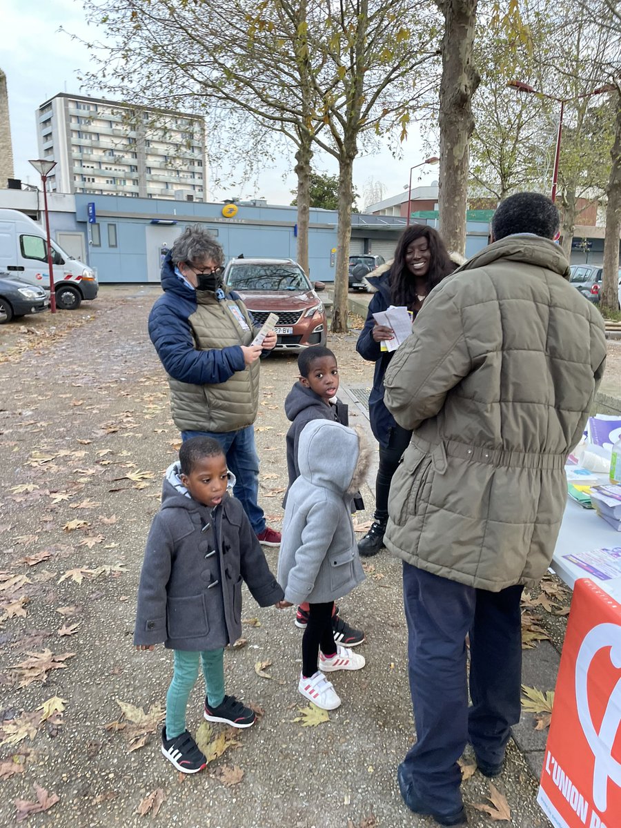 BilongoCarlos's tweet photo. Bel accueil pour notre diffusion du #programmeMelenchon dans le quartier de la Fauconniere à GONESSE #caravanepopulaire
#UnionPopulaire #Valdoise #AvenirEnCommun #AEC https://t.co/DO6AGRuOo4