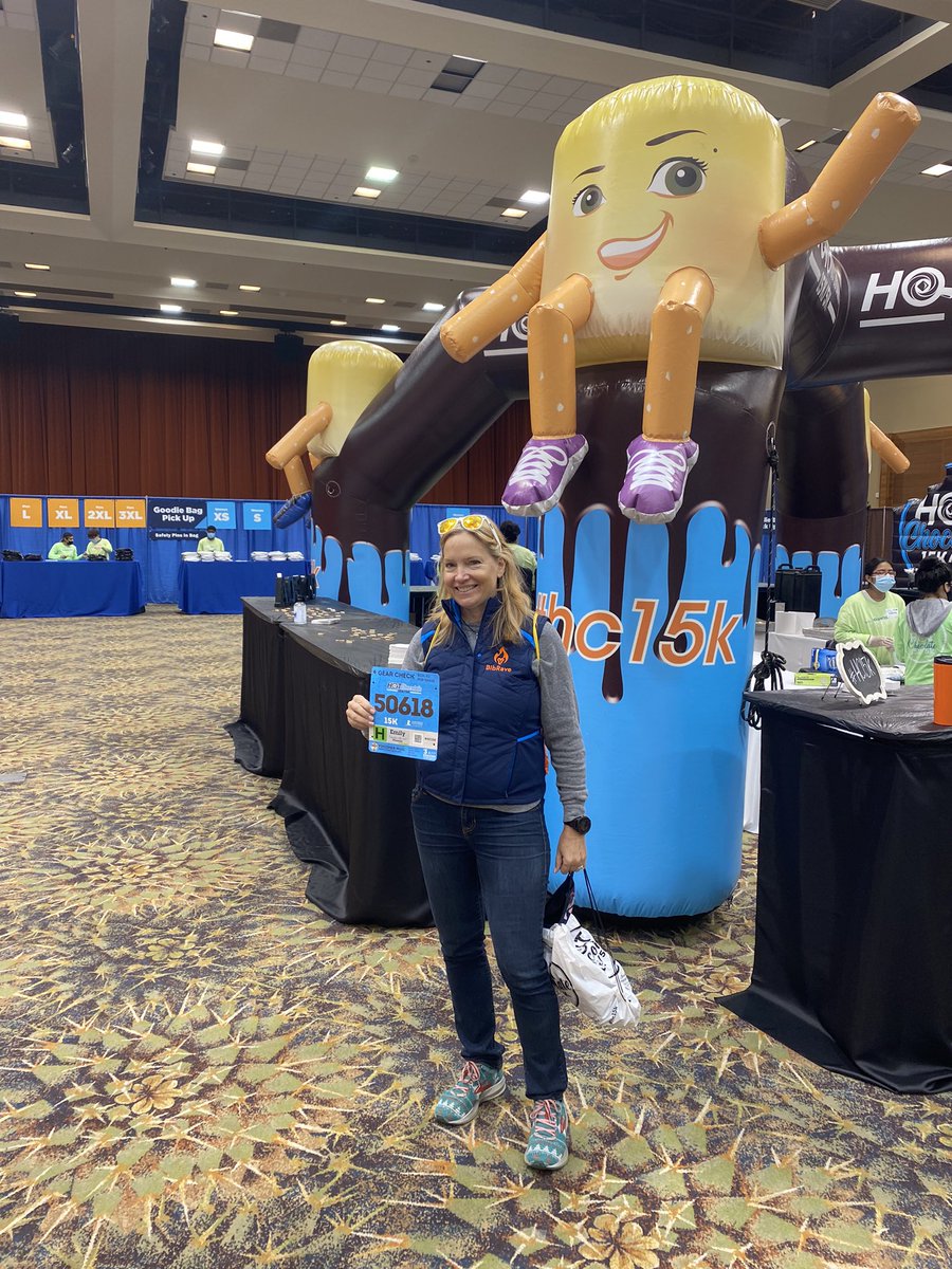azsungoddess1's tweet image. Packet pickup for @HotChocolate15k Phoenix was a cinch! You can still register on site too.

Bib ✅
Hot cocoa ✅
Jacket ✅
Snacks ✅

#bibchat #hcphxbr #hc15k