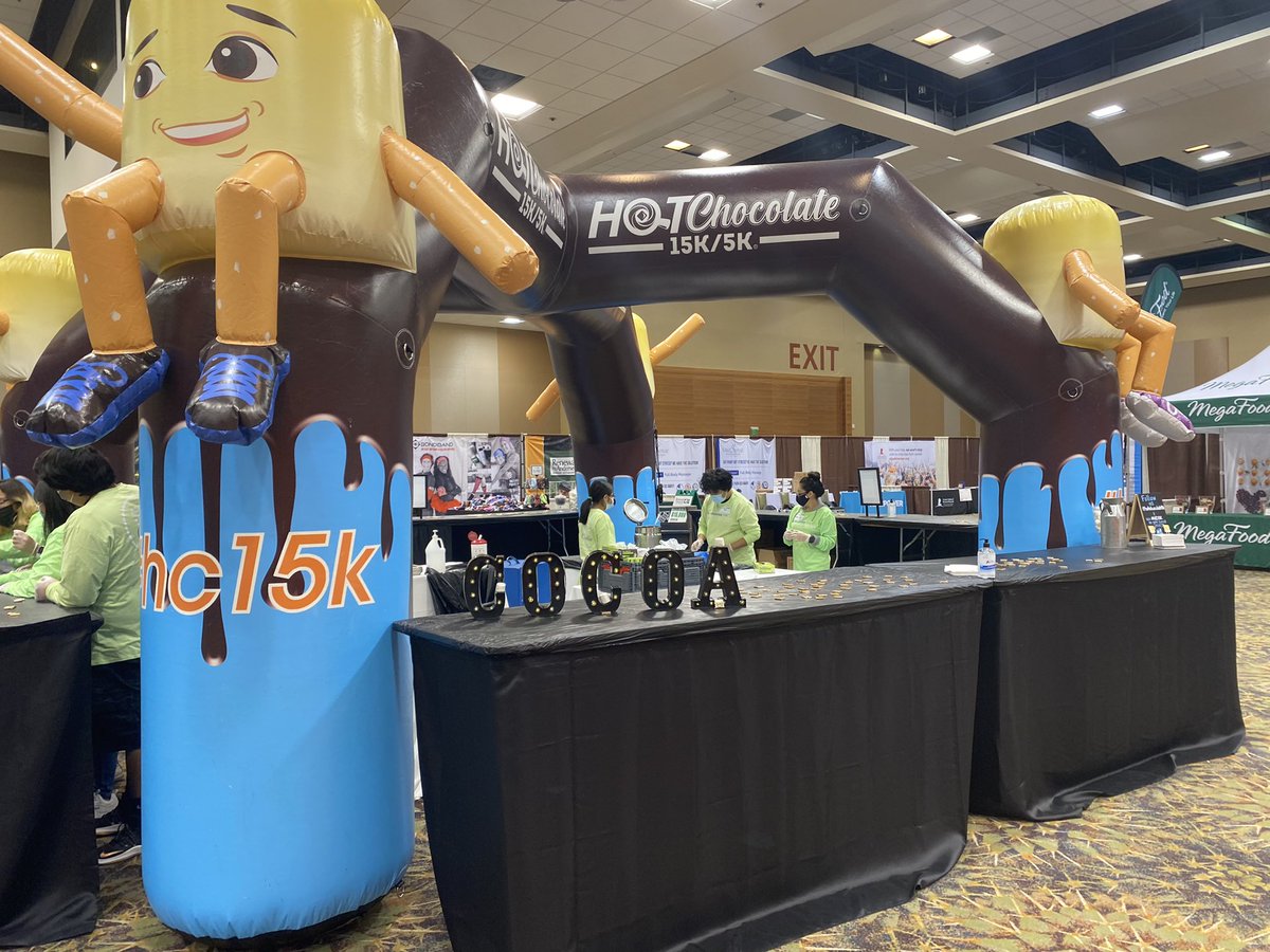 azsungoddess1's tweet image. Packet pickup for @HotChocolate15k Phoenix was a cinch! You can still register on site too.

Bib ✅
Hot cocoa ✅
Jacket ✅
Snacks ✅

#bibchat #hcphxbr #hc15k