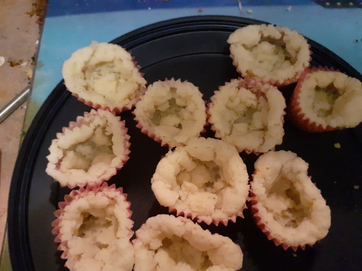 TammaJaOri's tweet photo. @Skadijs @SimplySteffen Erste Runde, wie immer nich so schön, aber schmecken total lecker. #CoBaking https://t.co/1FjMI1ZSyx