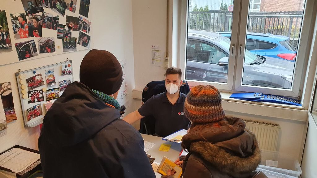 Herner Adventsimpfen ein voller Erfolg. Um 16.30 waren 1.500 Personen geimpft, die meisten mit Booster. Ein ❤️-liches Dankeschön an alle Beteiligten, <a href="/Stadt_Herne/">Stadt Herne</a> <a href="/FeuerwehrHerne/">Feuerwehr Herne</a> <a href="/thwovherne/">THW OV Herne</a> <a href="/LWLMuseumArchae/">LWL-Museum für Archäologie und Kultur | Herne</a> Krankenhäuser und Arztpraxen sowie der <a href="/KVWL_/">Kassenärztliche Vereinigung Westfalen-Lippe (KVWL)</a> #drk #engagiertinherne