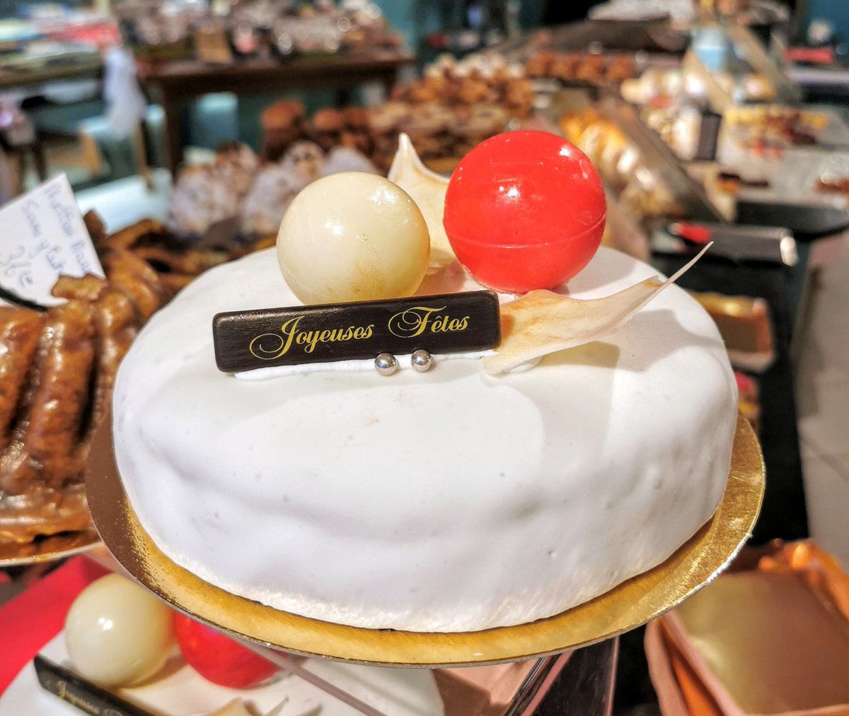 🎅🎄✨ Mmm.. Très sympa ce Christmas Cake !! À découvrir dans votre Pâtisserie Chocolaterie Reynald 13 Rue St-Jacques à #Vernon !!! Découvrez leurs sublimes chocolats &amp; pâtisseries ici 👉 bit.ly/3oKFaaH 💛Bravo Mme &amp; Mr Reynald ! Le Tél : 02 32 21 25 72 #chocolat #cakes